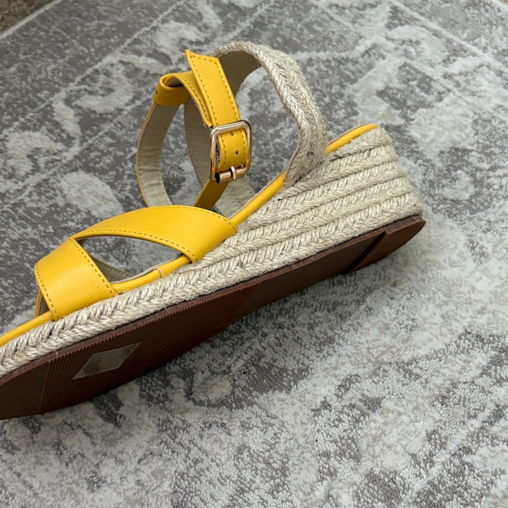 💥NEW💥Yellow Wedge Sandals - Picture 3 of 4